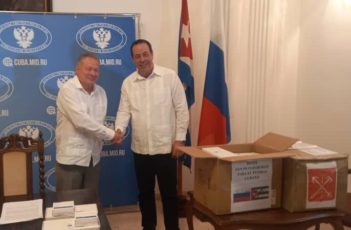 Recibe ministro de salud <a href="/japortalmiranda/">José Angel Portal Miranda</a> donación de medicamentos del Gobierno de San Petersburgo para el <a href="/MINSAPCuba/">Ministerio de Salud Pública de Cuba</a>.
#CubaNoEstáSola #CubaPorLaVida
#MatancerosEnVictoria
#UnidosXCuba