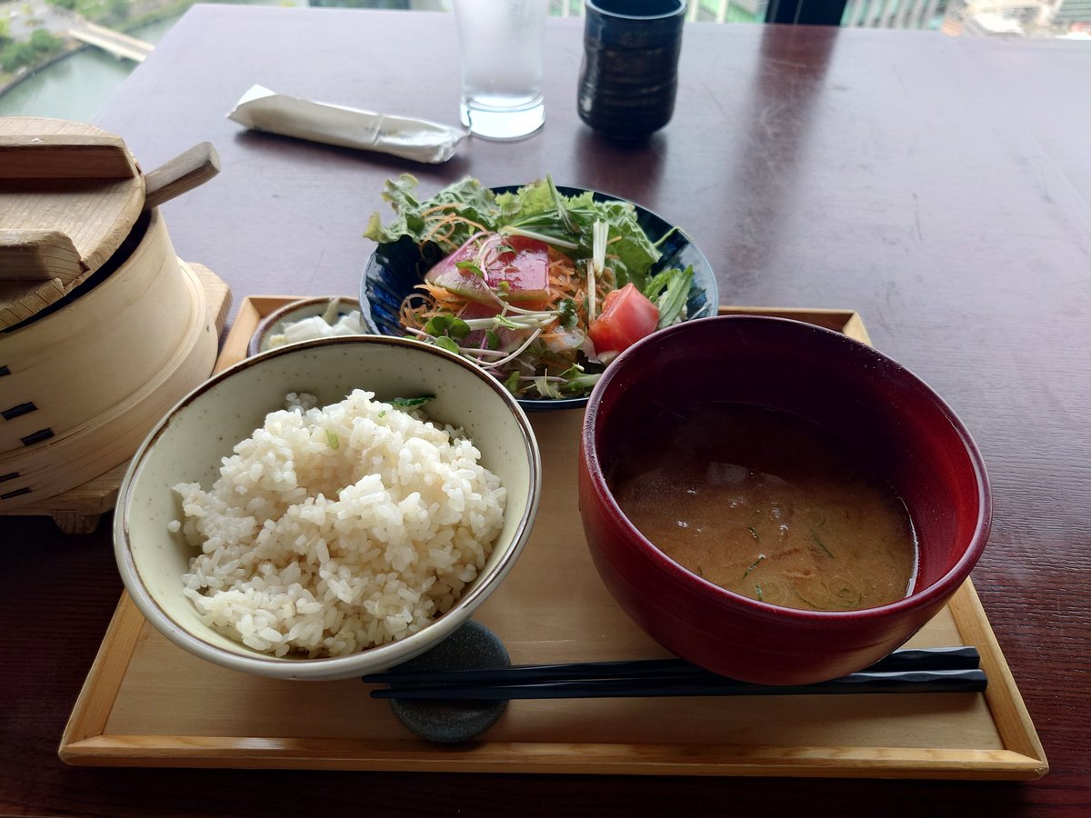 W5Qyx2HS6QGiKFo's tweet image. 鯛めし・豚汁・漬物・サラダ全部食べ放題！美味しかった。席からの眺めもよかった！#Dynamic Kitchen &amp;amp; Bar 燦 －SUN－ OBPツインタワー店#大阪市#景色最高