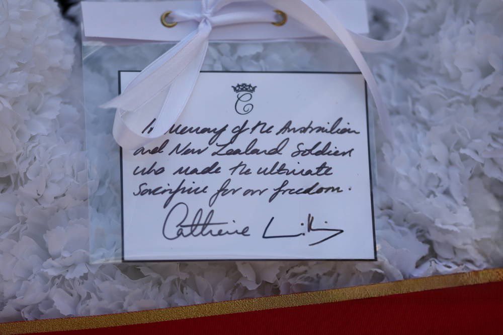tokkianami's tweet photo. “In memory of the Australian and New Zealand soldiers who made the ultimate sacrifice for our freedom.”

– Catherine & William 🤍

The Princess of Wales lays a wreath at the Cenotaph today honouring members of the Australian and New Zealand Army Corps (ANZAC) who served and died in all wars, conflicts, and peacekeeping operations.