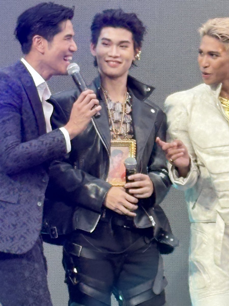 แล้วน้องกลัฟฮีห้อยพระกลัฟมาจริงกุตาย5525255252525555555555555555

#TEAMMILE
#FinalWalkTheFaceMenThailand4
