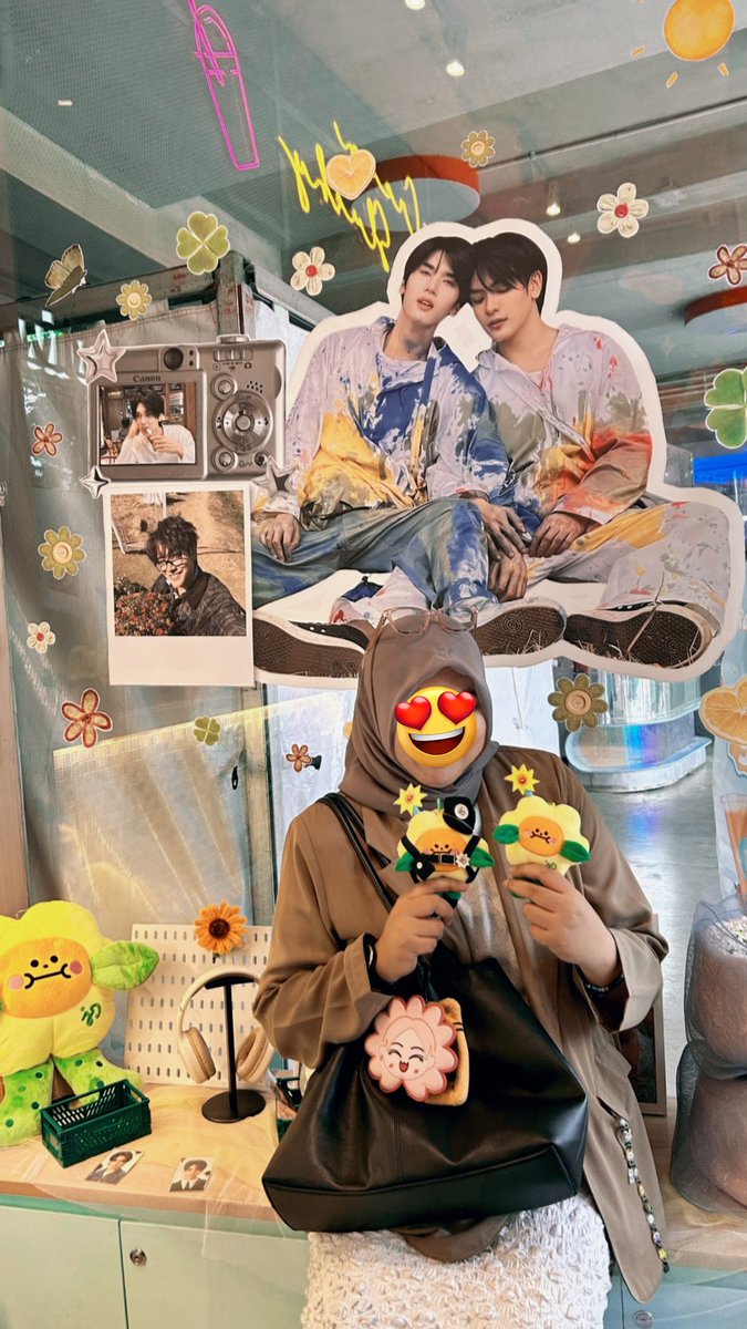 xomiyaheals's tweet photo. Thank U yaa udah lewat TL, tadi emang niat ke blok M cuma mau ke selfietime, eh malah mampir kesini... 

Gemassh aseliii 👉👈🌻🎀💖💋

#UnderTheSameSunJD
#JOONGDUNK #CafeEventJD https://t.co/JVNptNcV1c