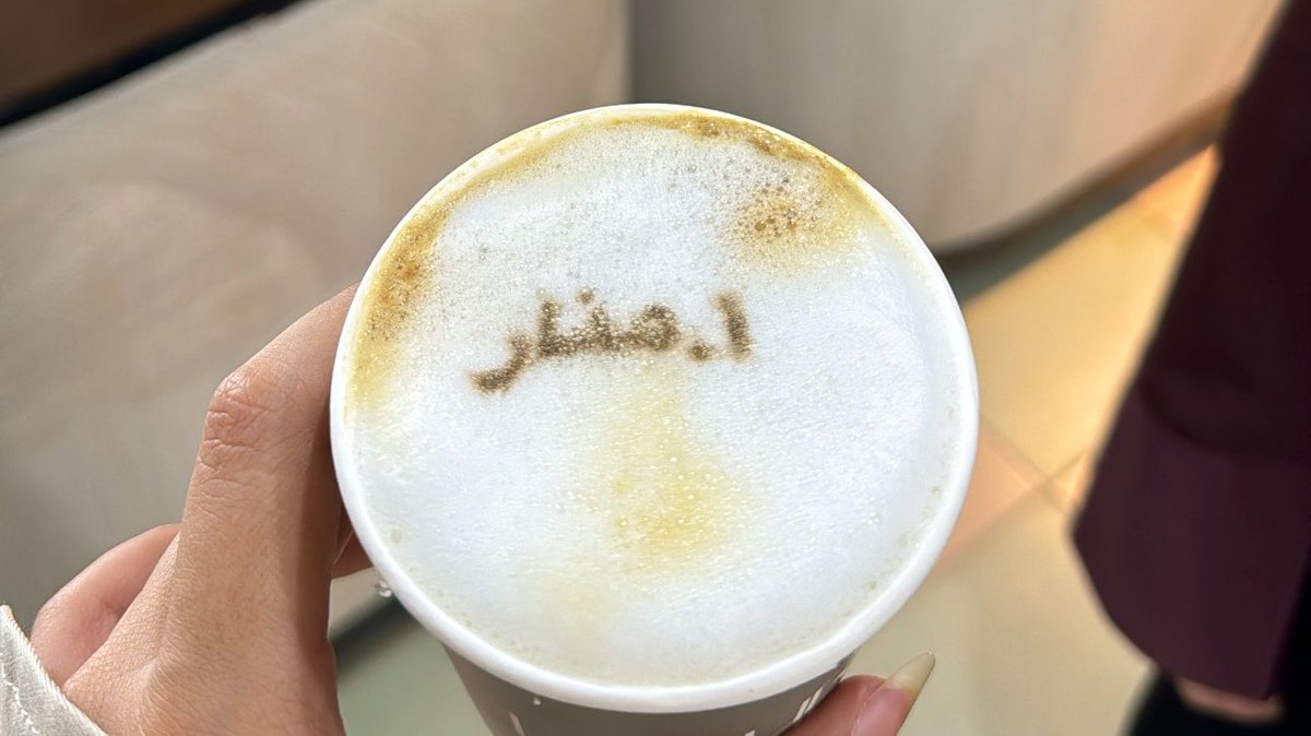 _v1ix's tweet photo. جنون العظمه 
مارضيت بكوب عادي لازم اسمي ينكتب 🫳🏻 https://t.co/dgukwEl9sE