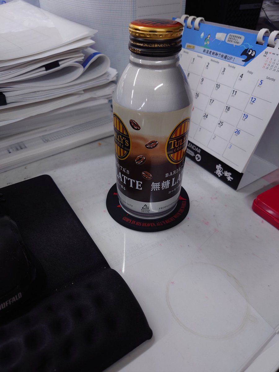 休日出勤が終わらず１人やさぐれて仕事している私を瞬君の東京来店の時にみーちゃんから頂いたネルフコースターとコーヒーが癒してくれます。ありがと～☺️

会社の同僚達がネルフロゴを知ってるか全くわかりませんが愛用しております。

パチ行きたい😵