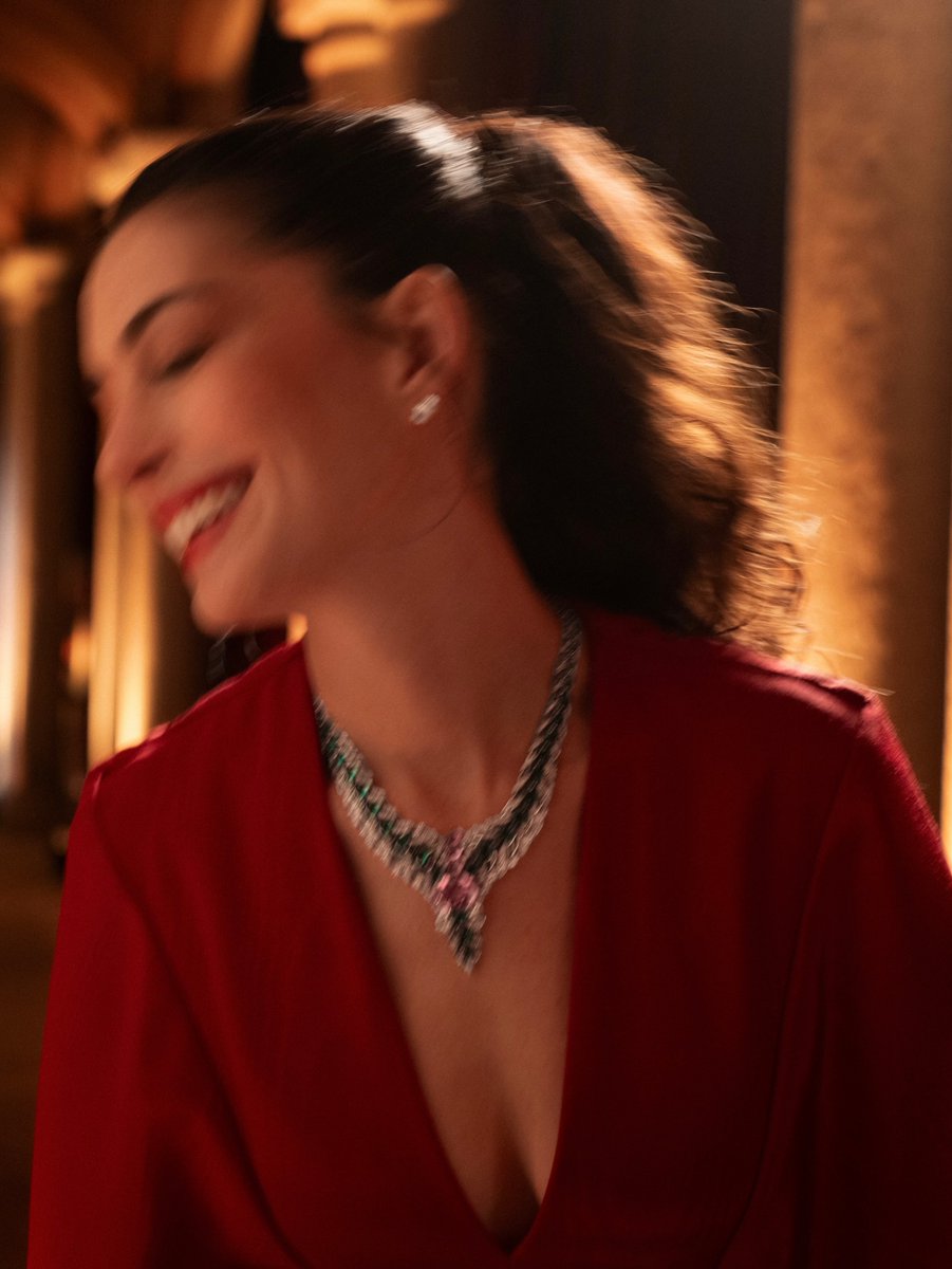 Anne Hathaway UPDATES tweet media