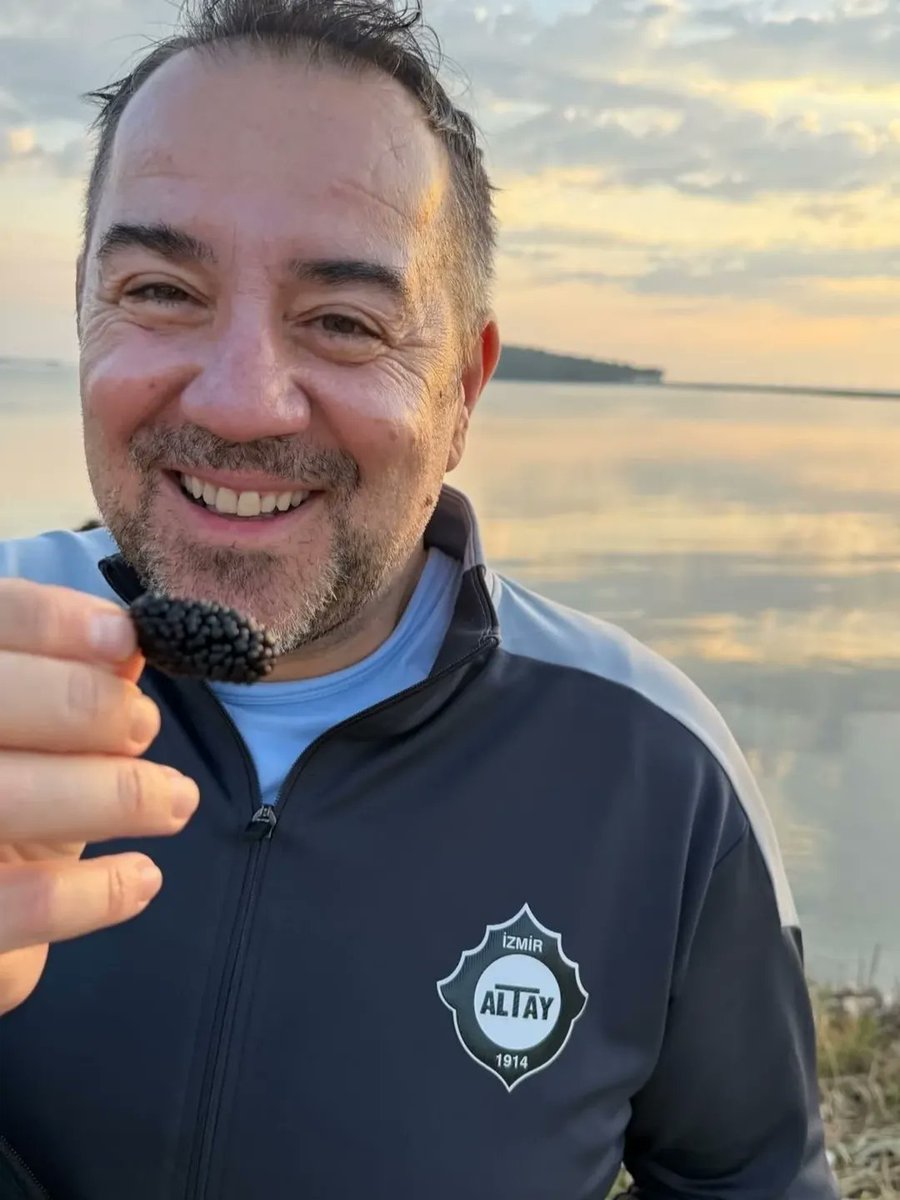 izmirtribunleri's tweet photo. O Bir Altaylı ! @atademirer🖤🤍
Altay’ın hocası Mehmet Can Karagöz ve takım kaptanları Özgür Özkaya, Ceyhun Gülselam, Deniz Kadah; Büyük Altaylı ünlü komedyen Ata Demirer ile bir araya gelerek forma hediye ettiler...
•
#İzmirTribünleri #İzmir #Altay #AtaDemirer @AltaySporKulubu https://t.co/P9hY1eShFb