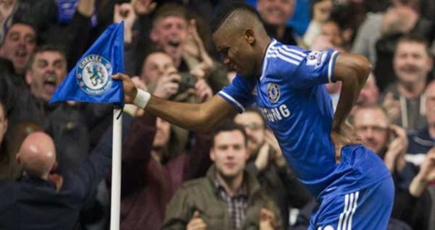 Samuel Eto'o: "Chelsea'de oynarken Jose Mourinho'nun bir sohbette gizlice 'Eto'o artık çok yaşlı, 32 değil 35 yaşında olabilir' dediği ses kaydı basına sızdı; bu beni inanılmaz öfkelendirdi. Bir sonraki maçta gol attığımda doğrudan korner direğine koştum; belimi tutarak yaşlı bir
