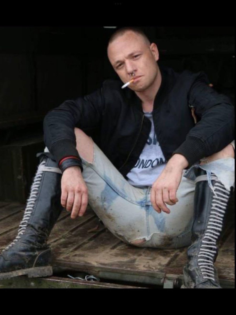 SkinKink tweet media