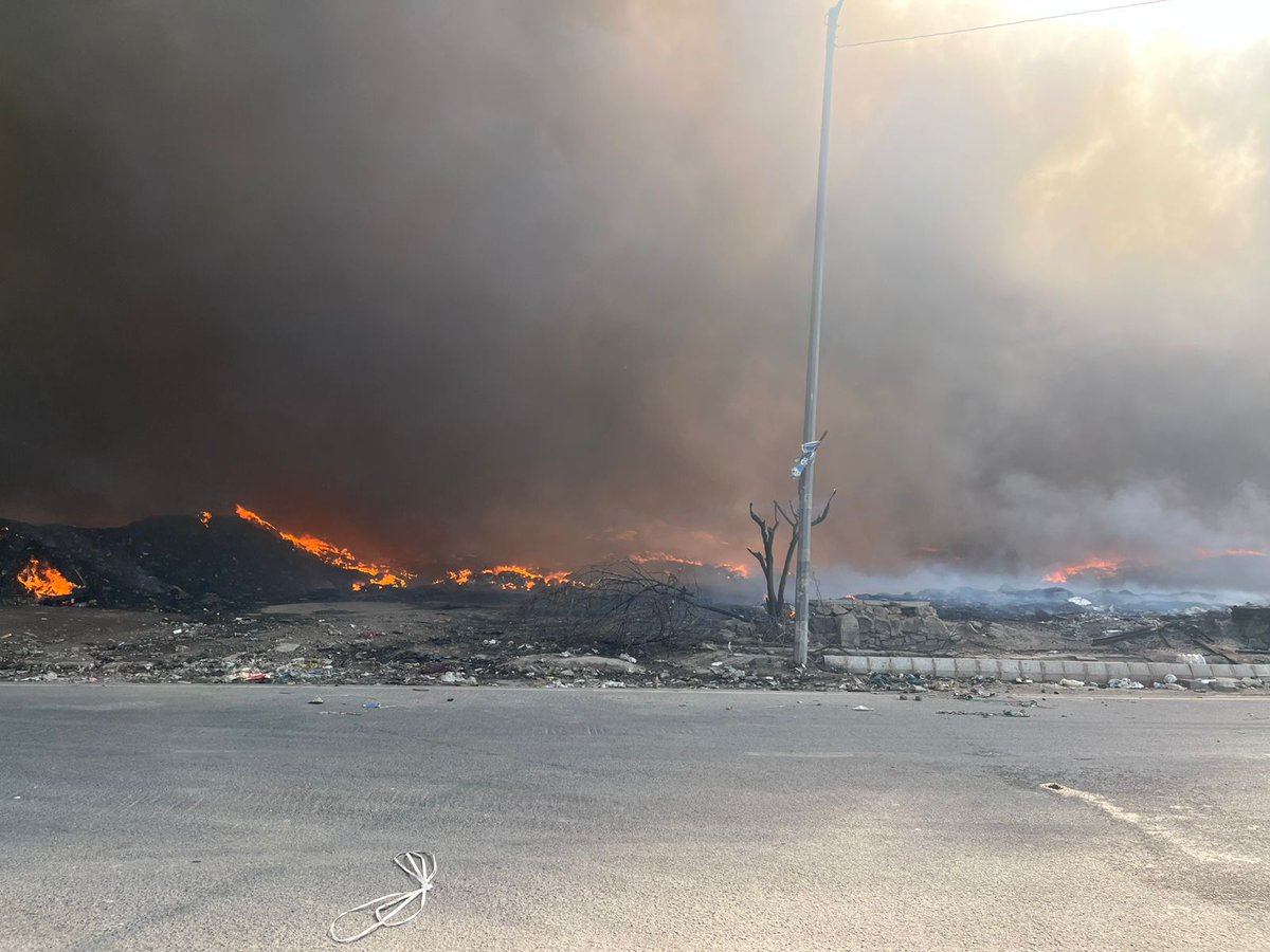 आदर्श नगर क्षेत्र मे जहांगीरपुरी में  प्लास्टिक कबाड़ के ढेर में लगी भीषण आग। नजदीक चल रही अवैध पार्किंग से पुलिस और फायर ब्रिगेड की मुस्तैदी से गाड़ियों को निकाला गया।आग पर काबू पाने में समय लग रहा है। बांग्लादेशी कबाड़ियों  से  <a href="/official_dda/">Delhi Development Authority</a> और  <a href="/DelhiPwd/">PWD Delhi</a>  की भूमि मुक्त कराने