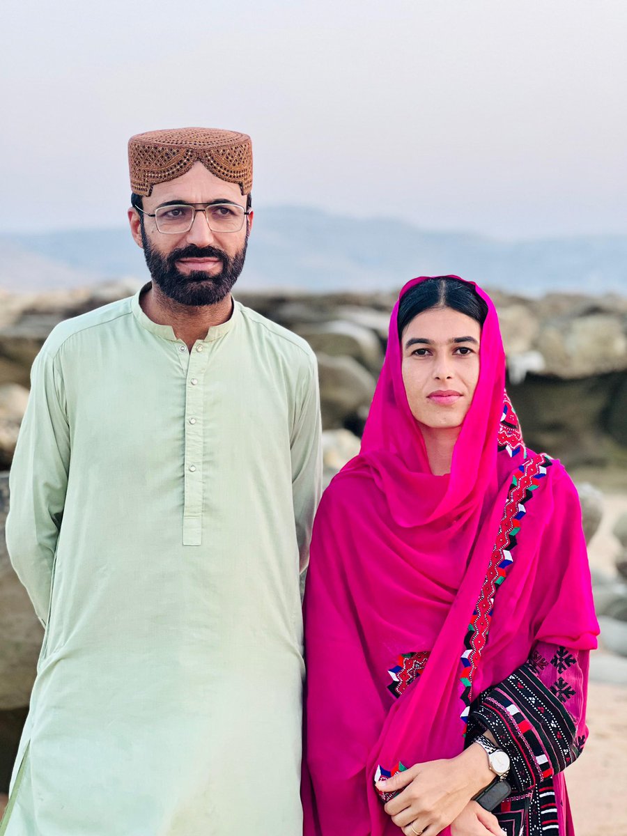 Dawood11567's tweet photo. BYC activist Fozia Baloch has been picked up by police outside of Karachi Press Club where she was going to hold a press conference about her brother who was abducted four days ago.
#ReleaseFoziaBaloch
#ReleaseDadShashani 
##EndEnforcedDisappearanced https://t.co/l1ldeBxgPF