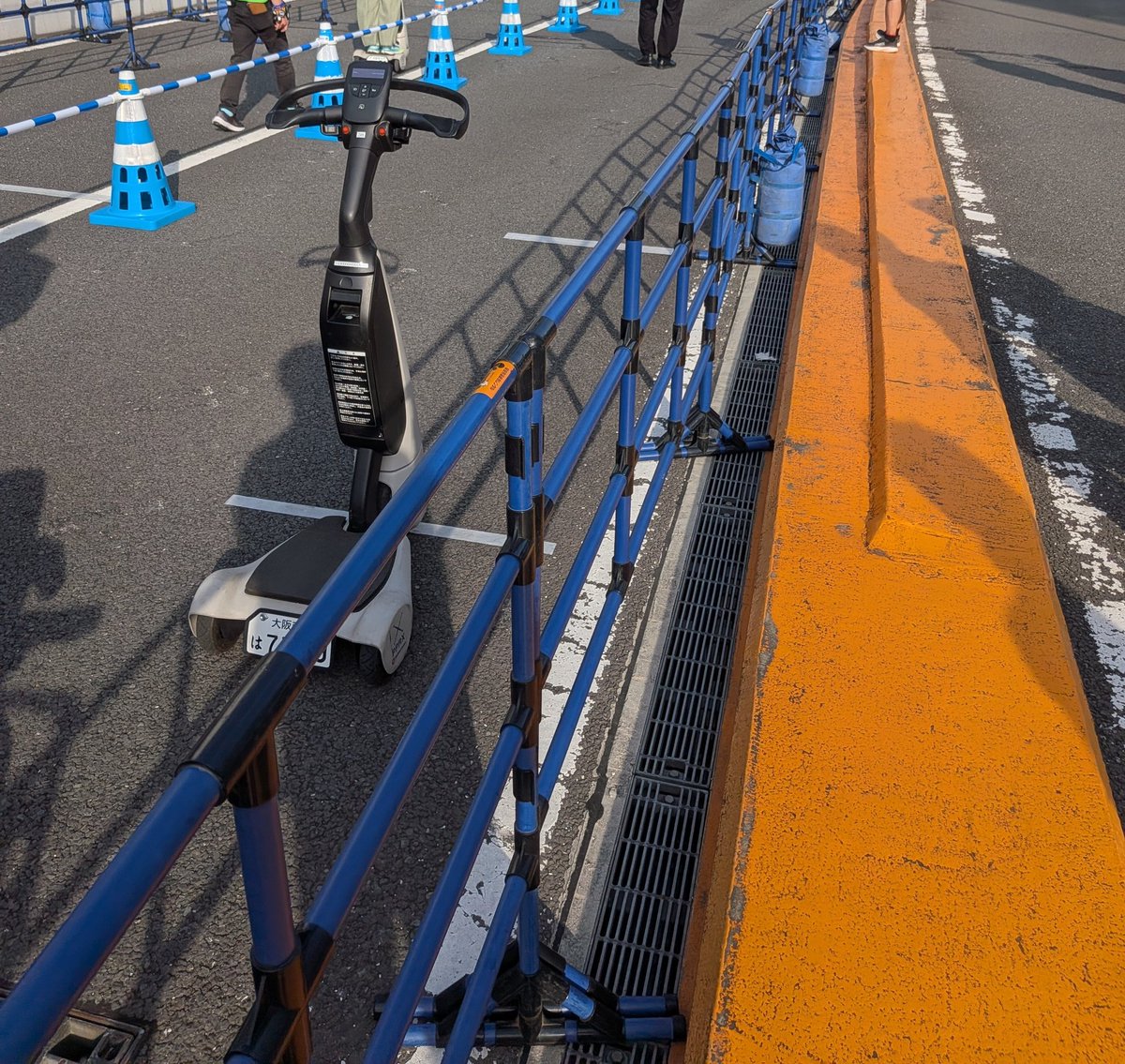 Na0ya_13's tweet photo. 次世代モビリティの体験ブースでセグウェイ型のループみたいなやつに乗ったけど、小回りがききすぎて操作難しかった https://t.co/ExiyTnurJF