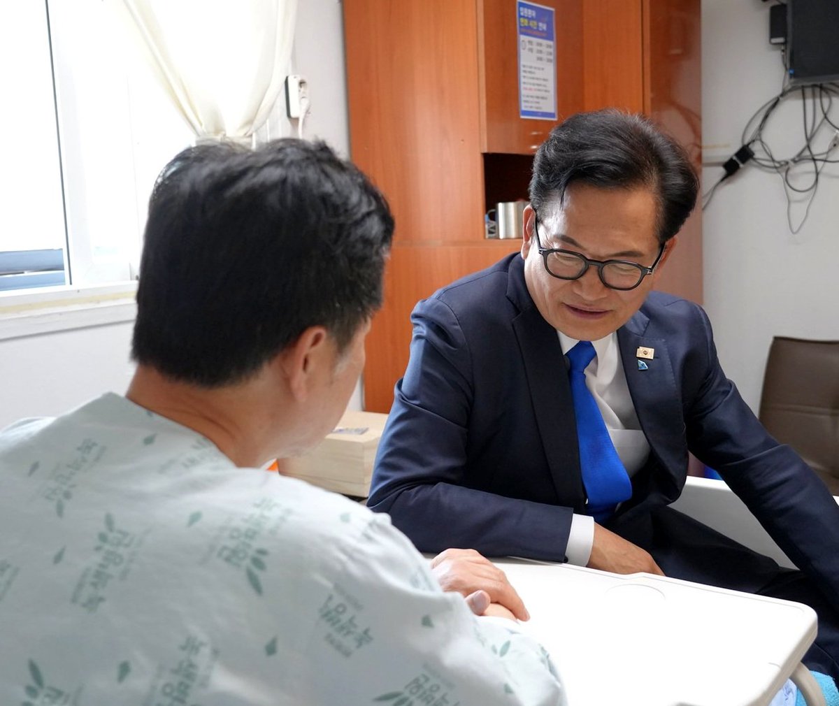 [안호영 국회의원 병문안을 다녀왔습니다]

전북도지사 경선 과정에서 제기된 문제에 대해 당의 재감찰을 요구하며 12일간 단식을 이어온 안호영 의원을 찾았습니다.

녹색병원 입원 4일째, 몸은 많이 지쳐 있었지만 뜻은 여전히 분명했습니다.

기회는 평등하고, 과정은 공정하며,
결과는 정의로워야