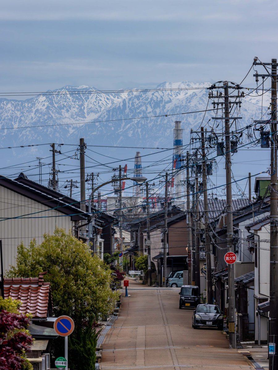 007beniya's tweet photo. 富山県の雨晴海岸 
天気悪くて立山連峰見れないかなと思ったけど、ばっちり見えました 
女岩の後ろにそびえる立山連峰の迫力は圧巻でした

#雨晴海岸 #AmaharashiCoast
#富山 #Toyama
#富山観光 #VisitToyama
#立山連峰 #Tateyama
#北アルプス #NorthernAlps
#絶景 #ScenicView https://t.co/JyztMmH1LL