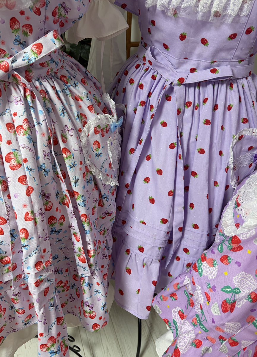参考までに、3種類の苺柄エプロンドレスの色比較です。 画像向かって