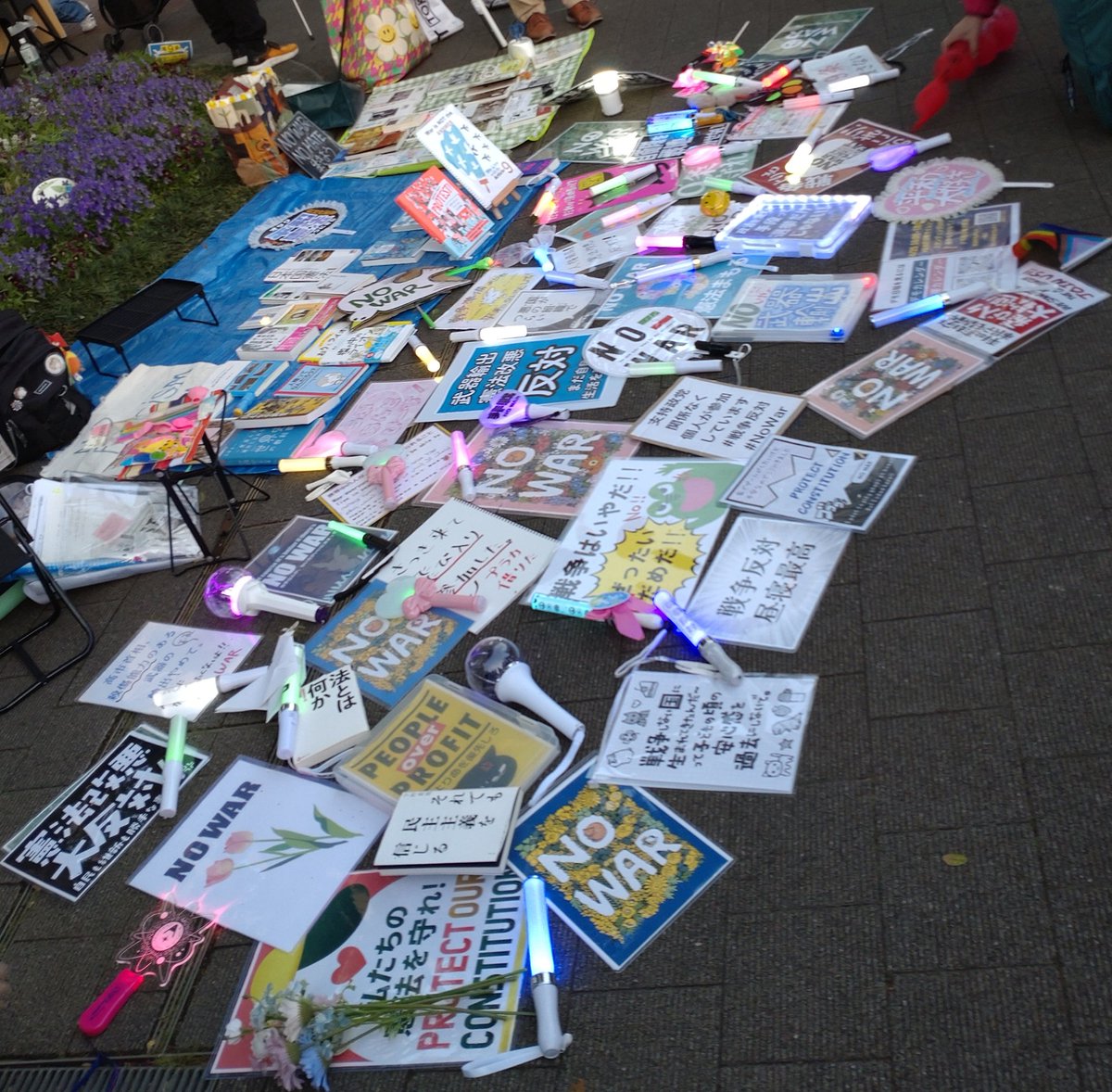 #桜木町反戦サイレントスタンディング0425
お疲れ様でした、ありがとうございました〜！
プラカとハト折り紙持ちながら『法とは何か』をスタンディング読書してました。今回、読書勢けっこういらっしゃって嬉し〜と思ってたら、本の貸し出しもしてたんですね！素晴らしい