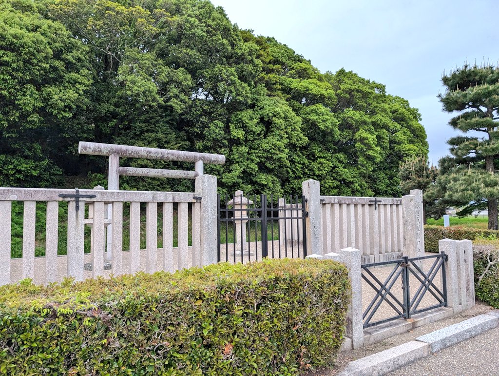 幻の女性天皇といわれる飯豊天皇の御陵。どんな御方だったのか、とても興味を惹かれます。