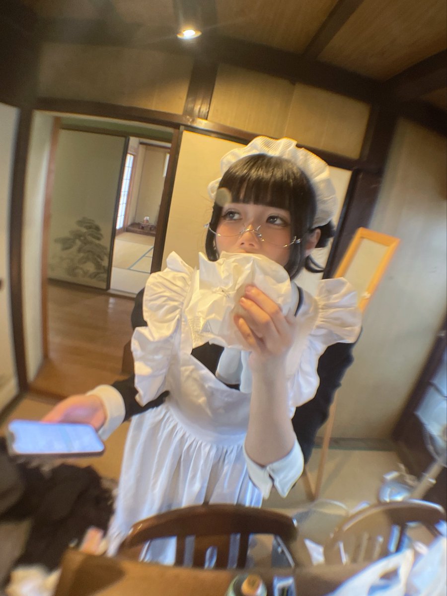 メガネメイドが肉まんを食べてる様