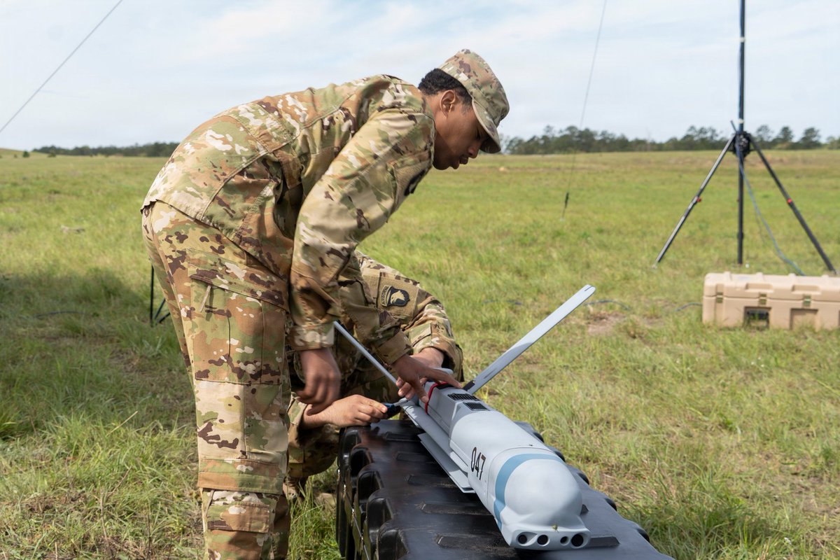 dronesdeguerra's tweet image. El Ejército de Estados Unidos ha integrado por primera vez el dron de ataque de precisión AEVEX Atlas en los ejercicios del Centro de Entrenamiento de Preparación Conjunta en Fort Polk.
#drone #war