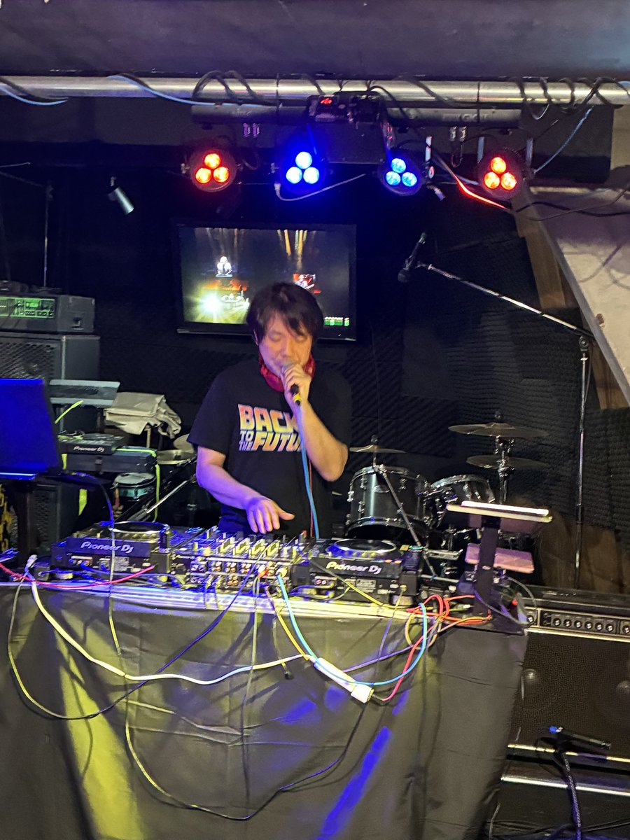 dj_sn's tweet photo. 文月ロールと記念撮影!
ウツ界の第一人者がDJしながらDEVOTIONを歌う!
#TKWAVE https://t.co/hk4bv1p3ts