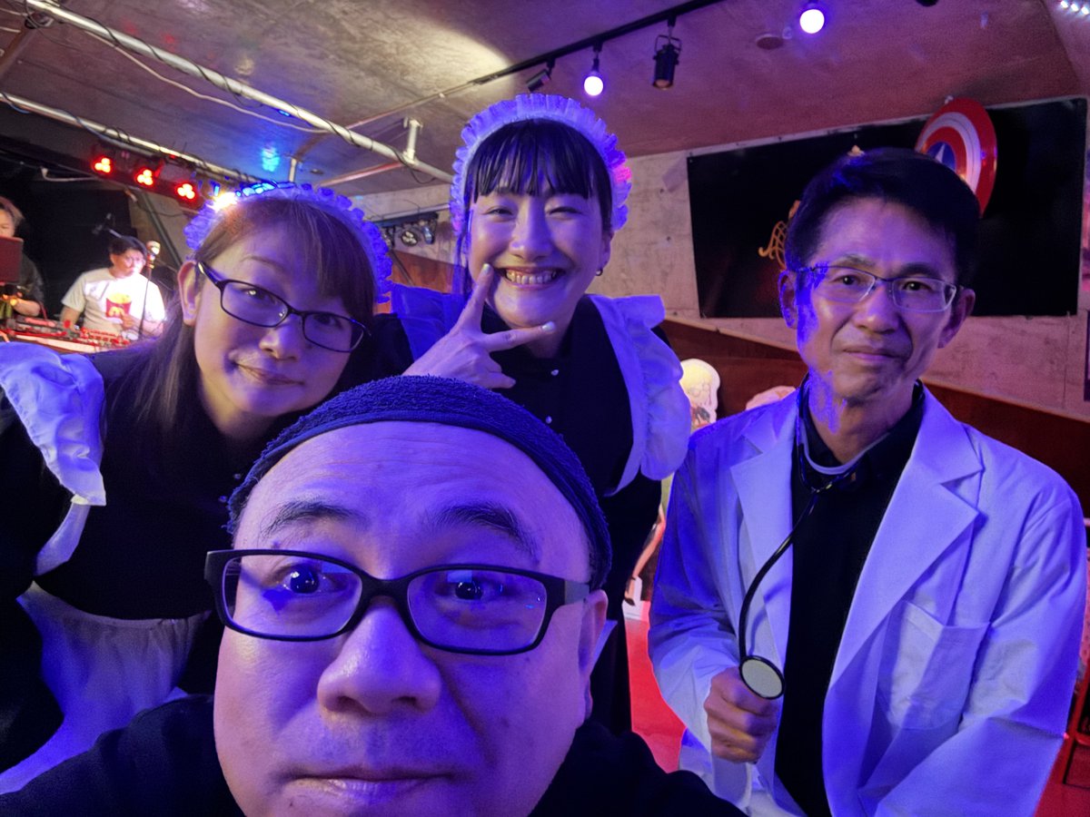 dj_sn's tweet photo. 文月ロールと記念撮影!
ウツ界の第一人者がDJしながらDEVOTIONを歌う!
#TKWAVE https://t.co/hk4bv1p3ts