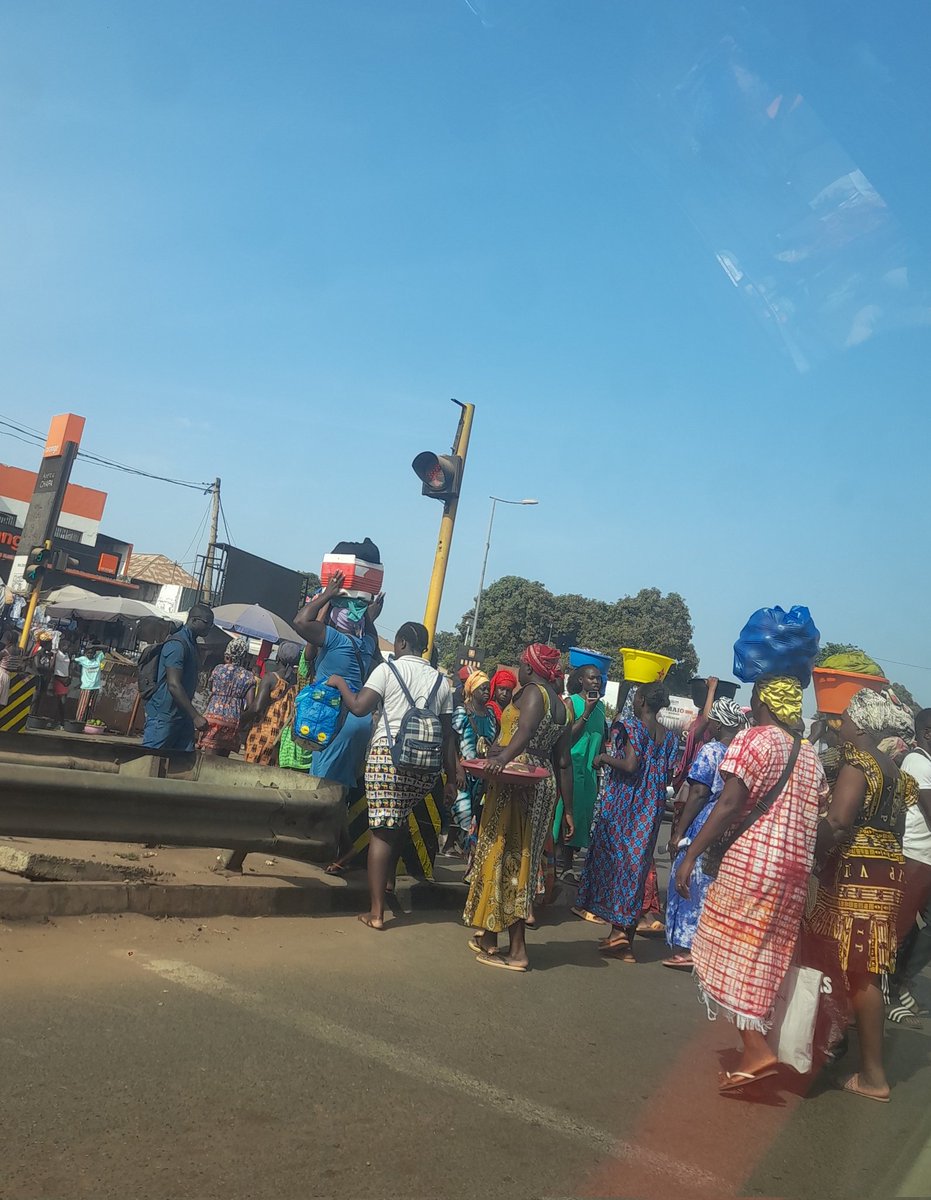 ca_jaim's tweet photo. No começar do dia em #Bissau🇬🇼, vidas são movidas pelo destino do conforto onde as #economias "informais" sustentam #famílias e o Estado, enquanto cobrador de impostos duvidosos. A mobilidade urbana, regularmente, é limitada por falta de infraestrutura pública de acesso condigno. https://t.co/nLajhA8TyQ