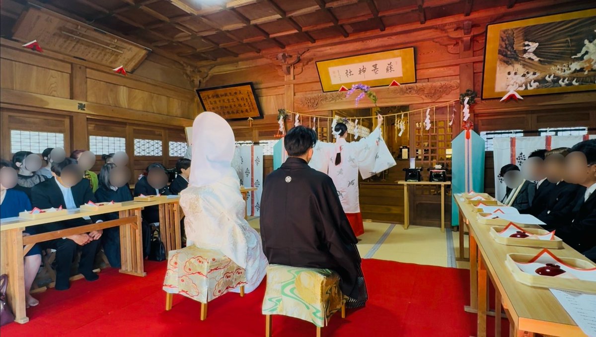 【本日、神前結婚式を執り行いました】
本日、藤基神社にて神前結婚式を執り行いました。
雅楽の音色とともに参進し、社殿ではご家族・ご親族・ご友人に見守られながら厳かに神事が執り行われました。
新緑と晴天に恵まれ、たくさんの笑顔あふれる佳き一日となりました。#藤基神社 #神前結婚式 #村上市