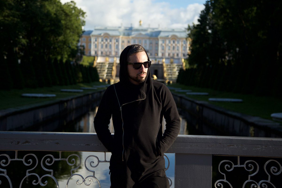 Bazinyan's tweet photo. Петергоф запускает фонтаны! Но торжественное открытие сезона состоится только 16 мая!
25 апреля в Петергофе начнут работать фонтаны.
Это техническое включение. 
Начало праздника 16 мая в 13:00. Он продлится примерно час-полтора.
В этот день пройдёт театрализованное представление. https://t.co/4Fosf2loDg