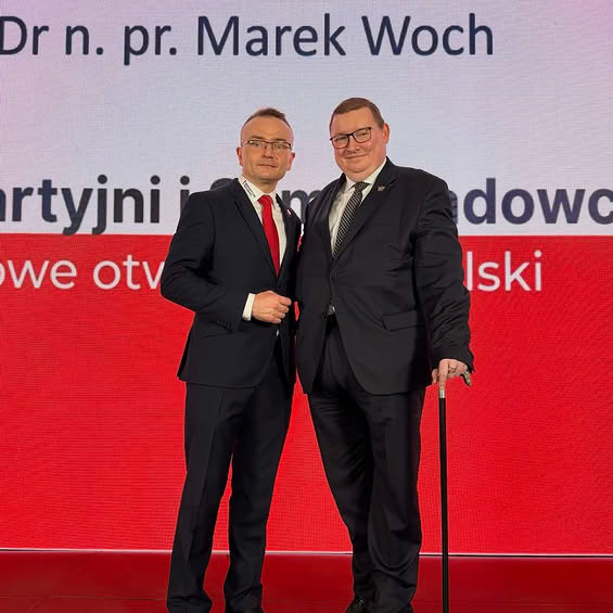 MarekWoch2's tweet photo. Szanowni Państwo 🤗

🗓 18 kwietnia 2026 r. (sobota) – w Kąkolewnicy odbył się Kongres Programowy #BezpartyjniSamorządowcy 🇵🇱.

Zapadły też decyzje o samodzielnym 🧐 starcie w wyborach do Sejmu we współpracy z @SP_Stronnictwo oraz o wskazaniu liderów okręgów sejmowych #2027.
📌 Hasło: #NoweOtwarcieDlaPolski 🇵🇱

Liderzy okręgów sejmowych

3️⃣ Okręg nr 3 – Wrocław
👤 @Maciej_Lisowski 
🏛 powiaty: górowski, milicki, oleśnicki, oławski, strzeliński, średzki, trzebnicki, wołowski i wrocławski;
🏙 miasto na prawach powiatu: Wrocław.
1️⃣0️⃣ Okręg nr 10 – Piotrków Trybunalski
👤 #KrzysztofSzpociński
🏛 powiaty: bełchatowski, opoczyński, piotrkowski, radomszczański, rawski, skierniewicki i tomaszowski;
🏙 miasta na prawach powiatu: Piotrków Trybunalski i Skierniewice.
1️⃣5️⃣ Okręg nr 15 – Tarnów
👤 #PawełAugustyn – Burmistrz Ryglic
🏛 powiaty: bocheński, brzeski, dąbrowski, proszowicki, tarnowski i wielicki;
🏙 miasto na prawach powiatu: Tarnów.
2️⃣2️⃣ Okręg nr 22 – Krosno
👤 dr n. pr. #PawełFrankiewicz
🏛 powiaty: bieszczadzki, brzozowski, jarosławski, jasielski, krośnieński, leski, lubaczowski, przemyski, przeworski i sanocki;
🏙 miasta na prawach powiatu: Krosno i Przemyśl.

🧐Zapraszamy do współtworzenia list i struktur w całej Polsce 💪🇵🇱 #BezpartyjniSamorządowcy #StronnictwoPracy