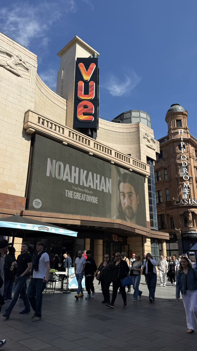 exiling_out's tweet photo. noah kahan spotted in leister square🤏🤏 #noahkahan #noahkahanmusic #thegreatdivide https://t.co/LYbhtM7U2m