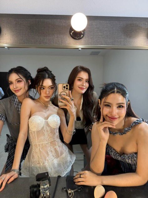 NoengSim's tweet photo. Quero o meu S4 juntinho hoje dnv hein!!! Alguem libera o alcool na mao delas pls😆
#หาร4
#โซน่า #xona — #หยกคณา #yokkana https://t.co/Z9tzPQ0CIx