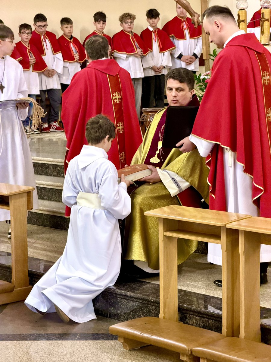 Gabriel został dziś przyjęty do grona Lektorów. To wielki zaszczyt i piękne zobowiązanie, by czytać Słowo Boże i nieść je innym. Gratulacje dla wszystkich blisko 40 Lektorów ze Stalowej Woli, którzy dziś przywdziali lektorskie alby. Gabriel, gratulacje, wielka radość i duma! 😇🙏