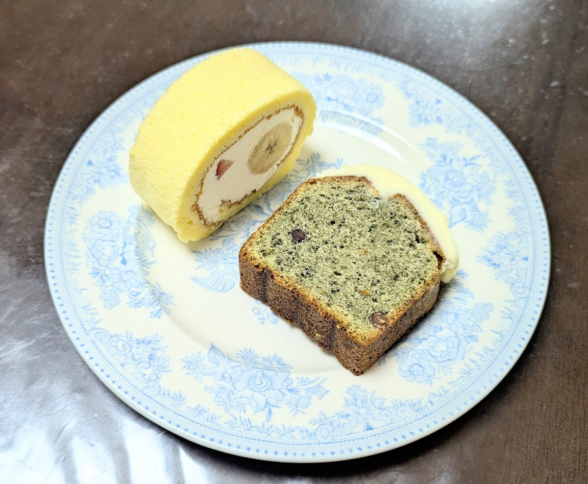 お茶会開催ありがとうございます。
そしてウィリアムさんお誕生日おめでとうございます〜！
フルーツロールケーキとフロスティングが掛かったよもぎのパウンドケーキでお祝いします。

#あわいの民エアお茶会