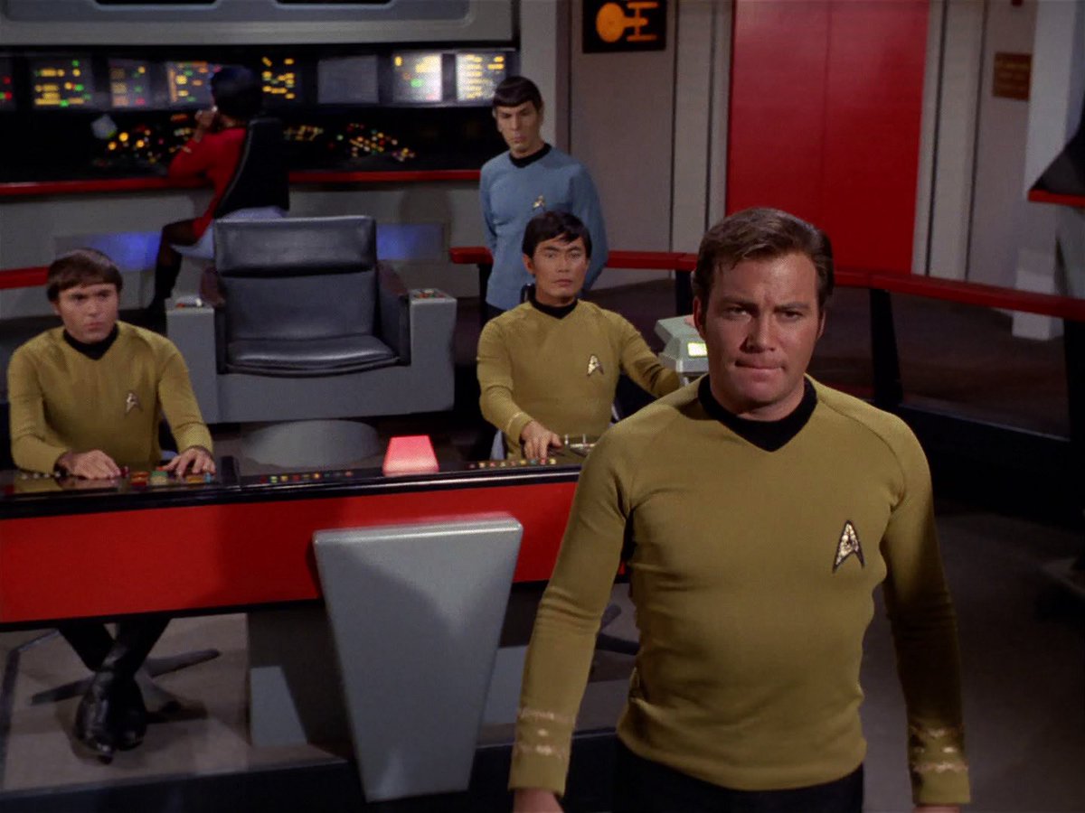 KiTeLetZ63's tweet image. ブリッジのシーンで、色んな部署の会話音声が背景的にわちゃわちゃ聞こえるの特徴的ですよね。
相手が生き物なら会話してやろうっていう Kirk や、キャプテンが撃てと言うならそこには反論しない Spock がいつも通りだった。
#スタートレック
TOS 3x18 - The Lights of Zetar (s3e18)
#StarTrek #TOS_3