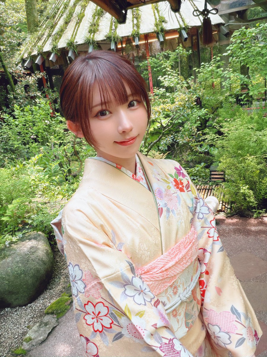 えなこ tweet media