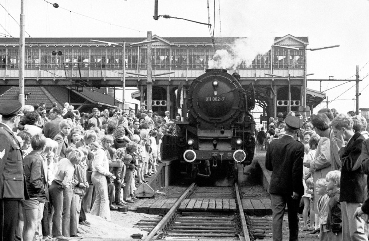 Vierde vrijdag vd maand: nieuwe digi-nieuwsbrief NVBS Actueel.
Altijd variatie aan onderwerpen: de <a href="/destoomtrein/">Stoomtrein Goes-Bors</a> en GoVolta komen langs en we zijn op zoek naar informatie over dubbeldeks trams. En dan de onderwerpen op deze foto's nog!
Abonneren is gratis: nvbs.com/informatie/nie…