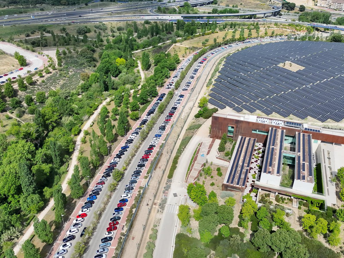 policiaboadilla's tweet photo. ℹ️ Información de interés:

Para todos los que vengáis a disfrutar de #Autopia

Actualmente se puede estacionar en los 🅿️ de Paseo Madrid, Avda España y Nacedero.

Las calles del Santander y el parking del recinto ferial prácticamente completos. https://t.co/4BQK0aNSeK