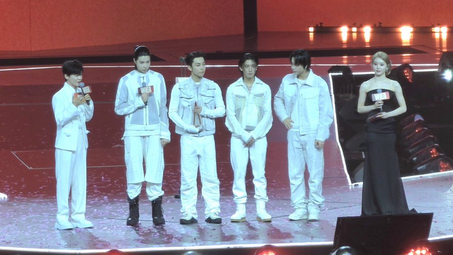 зая | MIXTAPE2ISCOMING tweet media