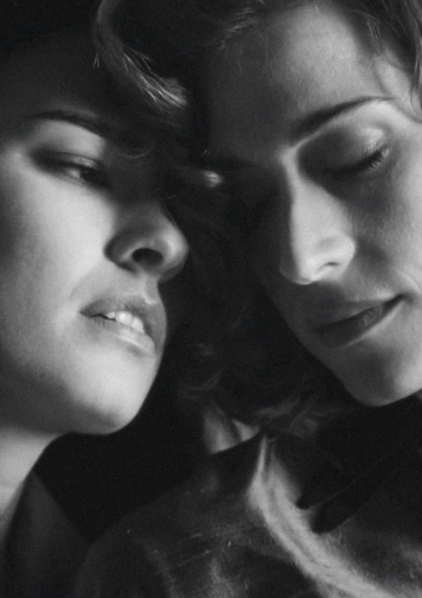 KrominaQM's tweet photo. Marta y Fina no tienen una relación codependiente; tienen una relación profundamente interdependiente, que no es lo mismo. La codependencia nace desde la necesidad, el miedo a perder y el intento de retener al otro para sostenerse emocionalmente. Lo de ellas, en cambio, nace desde el amor consciente, incluso cuando duele.
La carta de Fina es el mayor ejemplo de eso. Cuando escribe: “Vuela, amor, que nada te detenga”, está haciendo el acto más puro de amor maduro: soltar. Le está diciendo a Marta que viva, que rehaga su vida, que siga adelante aunque eso implique hacerlo sin ella. No hay manipulación, no hay culpa, no hay “espérame”. Incluso diciéndole que la llevará siempre en su piel, no la ata; simplemente valida que amar no desaparece aunque uno decida apartarse. Y Marta hace exactamente lo mismo en su carta. Le abre el alma: reconoce su error, le pide perdón por haber dudado de su amor y reafirma que ni la distancia ni el tiempo van a borrar lo que siente. Pero tampoco le exige regresar. No le dice “vuelve”, no le impone una espera, no le reclama ausencia. Solo le entrega una verdad emocional.
Eso habla de dos mujeres que aman desde la libertad, no desde la posesión. De hecho, Fina ya había demostrado ese patrón antes. En su primera ruptura también dejó libre a Marta, porque entendía que pedirle que eligiera desde la culpa o desde el miedo hubiese sido egoísta. Fina ama soltando. Marta ama respetando. Y ambas, aún en la distancia, eligen amar sin cadenas.
Por eso #Mafin no se sostiene desde la dependencia; se sostiene desde la elección constante. Y ahí radica precisamente la madurez de su vínculo: se siguen eligiendo incluso cuando se están dejando libres.
❤️🧁❤️🧁❤️🧁❤️🧁❤️🧁❤️🧁❤️
Pd: El amor existe...pero no todos saben reconocerlo cuando lo tienen frente a los ojos.