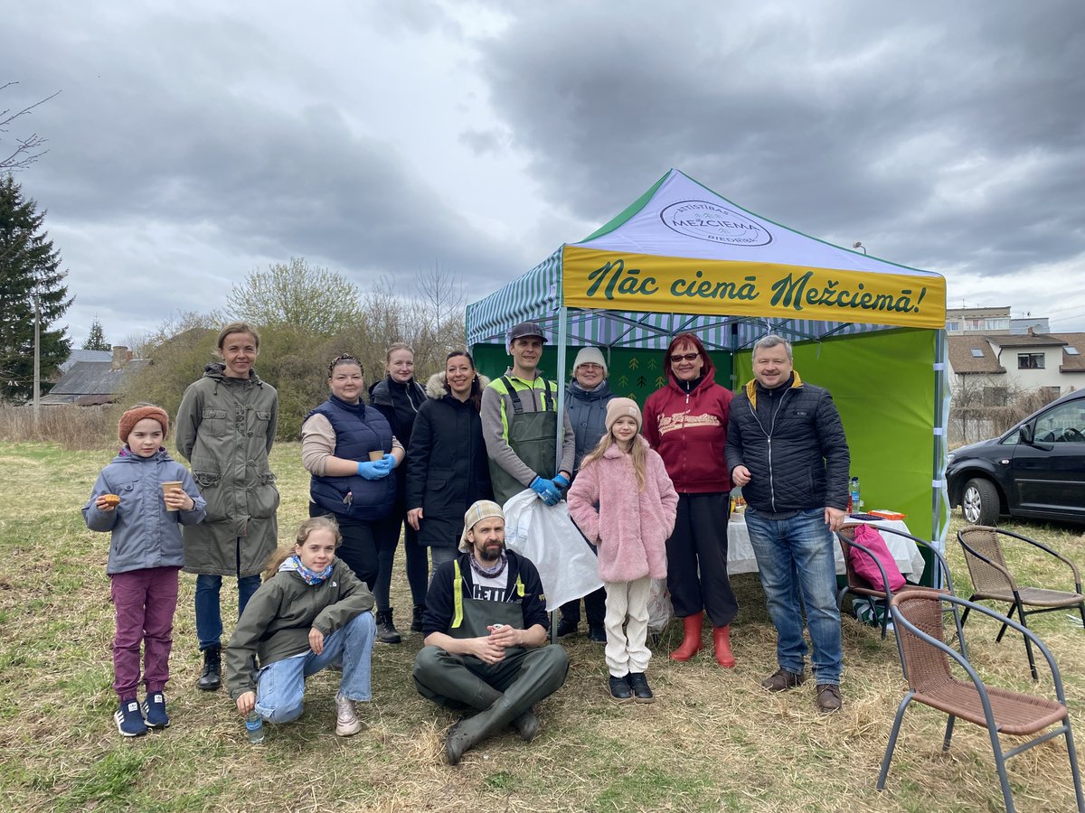 MezciemaApkaime's tweet photo. Laikapstākļi šodien bija ļoti labvēlīgi un izdevās patalkot ⚒️ Mežciemā. Sakopām Gaiļezera apkārtni no atkritumiem un patīrījām nedaudz Gaiļupītes krastus. Pēc darba iestiprinājāmies ar gardo, uz ugunskura tapušo zupu :)
#Mežciems #Talka https://t.co/jKAOrM1Ar5