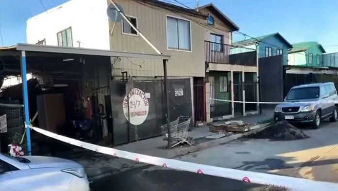 ReporteYa's tweet image. #25Abr #Chile #Venezuela
Una madre venezolana y su hijo de 2 años murieron en un incendio que destruyó su vivienda en Concepción, región del Bío Bío; autoridades investigan las causas del siniestro. - @ElPitazoTV