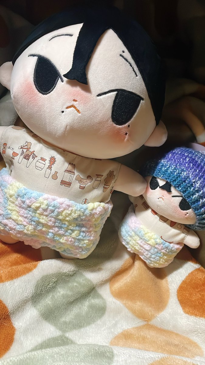 やっとこ、ホクロ（大・特大ちゃん）の洋服とパンツ出来た！サロペットにしようと思ったけど、なんかおパンツのが可愛い感じがしたので敢えて肩紐は付けず！でも、毛糸の色と洋服の柄が合わず微妙…💦
毛糸を買い直すか、違う布でシャツ作るかだな🤔
 #ホクロぬいの日常