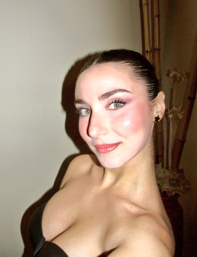 🇮🇹 İtalya alt liglerinde görev yapan 23 yaşındaki yardımcı hakem Giuliana  Vigile, kısa sürede büyük bir takipçi kitlesine ulaştı. İtalyan basınına  göre; giderek artan bu popülerliğin, genç hakemin görev aldığı maçlardaki  stadyum