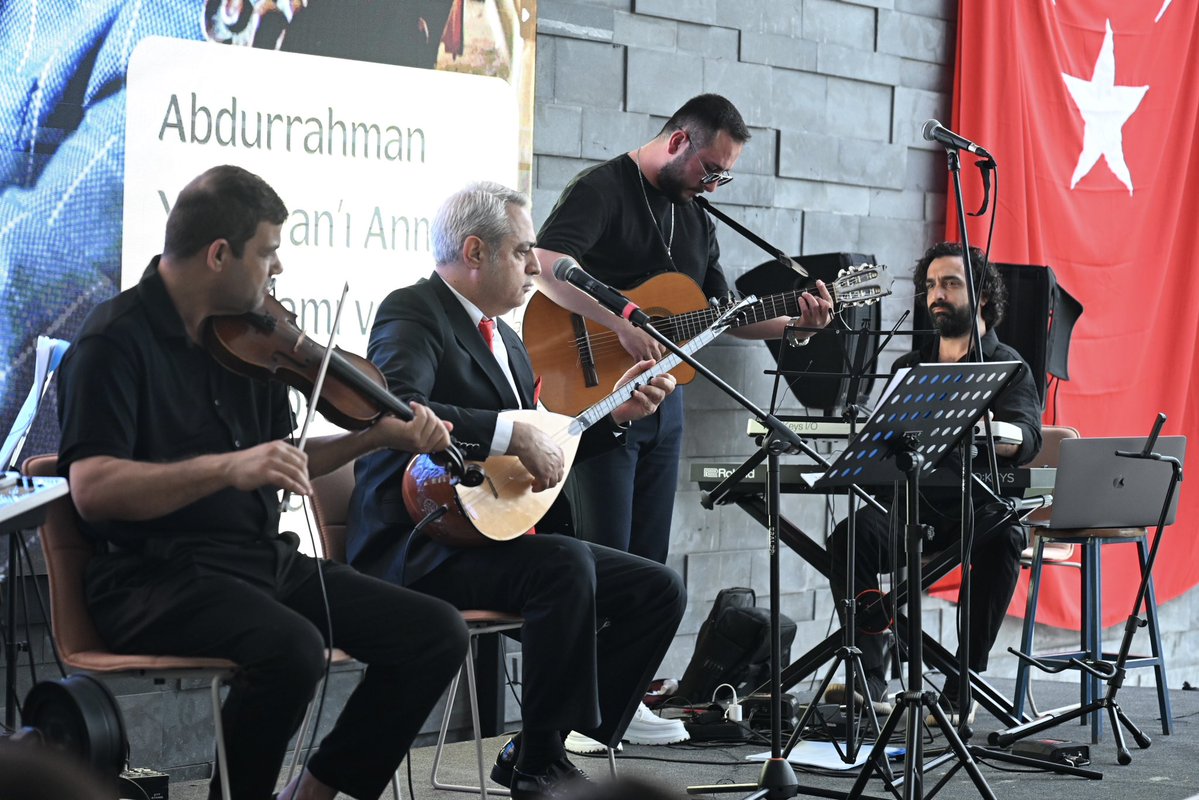 Çukurova’nın sesi, gönüllerin ustası merhum Abdurrahman Yağdıran’ı;
Milliyetçi Hareket Partisi Genel Başkanımız Devlet Bahçeli Bey’in ifadesiyle “Çukurova Türkü Ağası”nı, türkülerin diliyle, dualarla ve derin bir vefa duygusuyla andık.

Ferdi Tayfur Sanat Merkezi ve Müzemizde