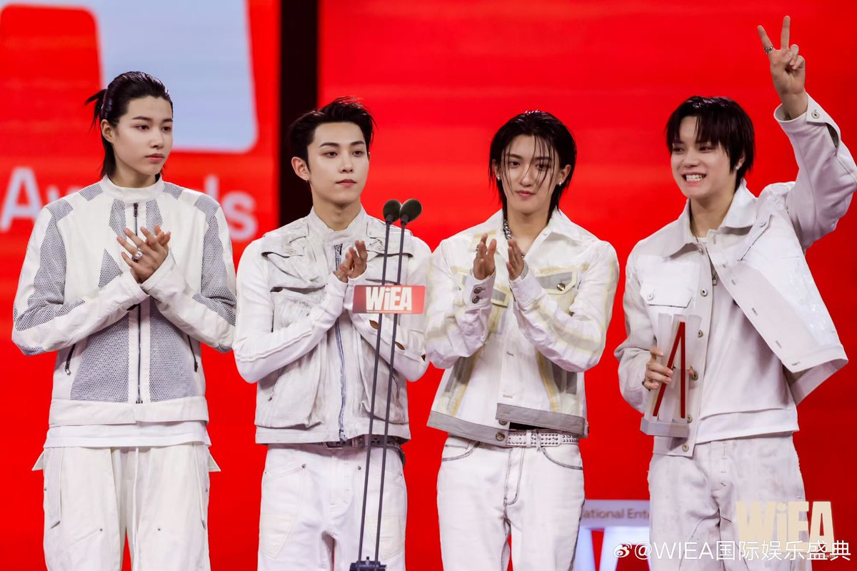 Fa'r Away tweet media