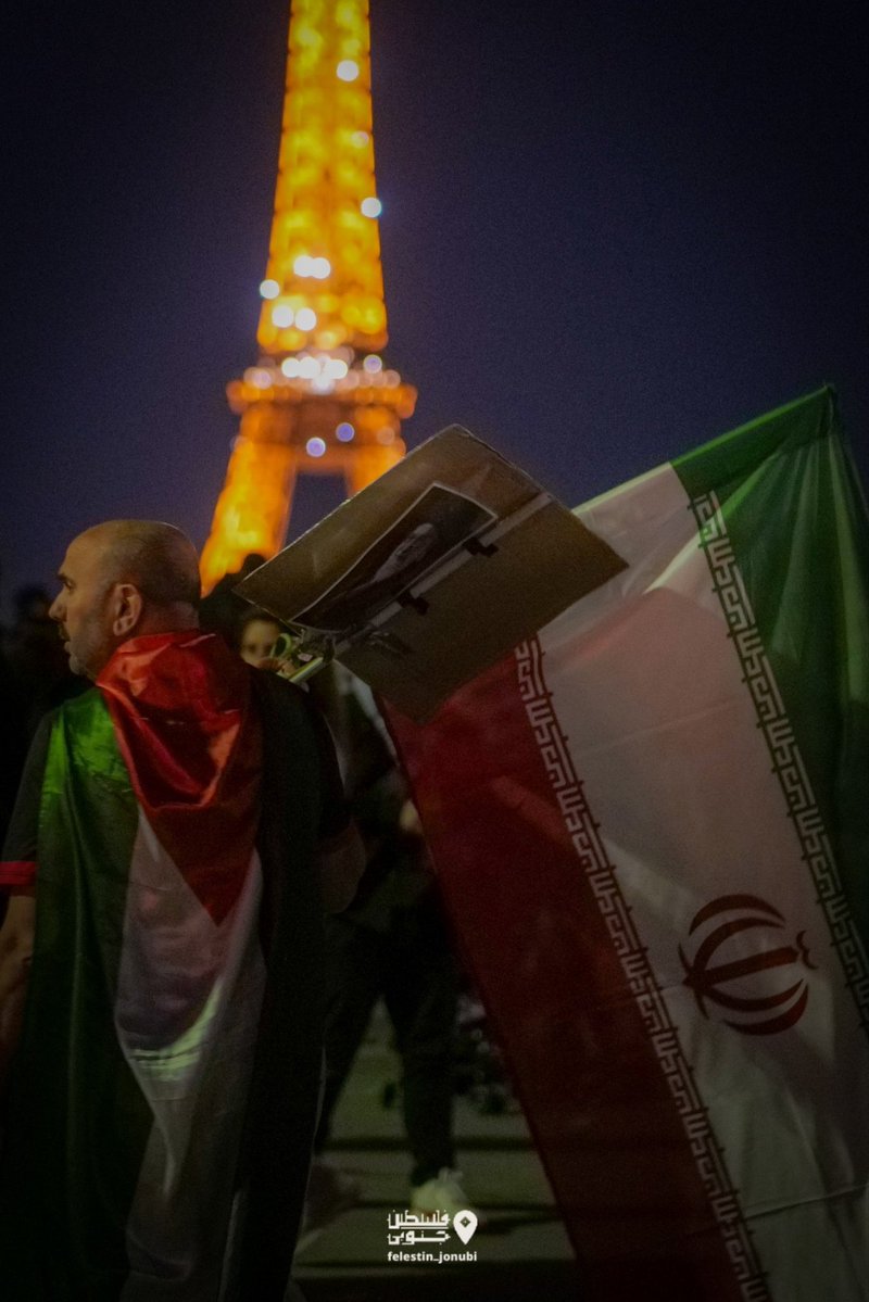 تصویر رهبر شهید انقلاب در دستان تجمع‌کنندگان به یاد شهدای مدرسه میناب و جنگ تحمیلی سوم در مقابل برج ایفل

تجمعی به احترام شهدای جنگ اخیر و کودکان میناب در پاریس برگزار شد. در جریان این مراسم، تصویر رهبر شهید انقلاب در دستان تجمع‌کنندگان به چشم میخورد.
۱/۳