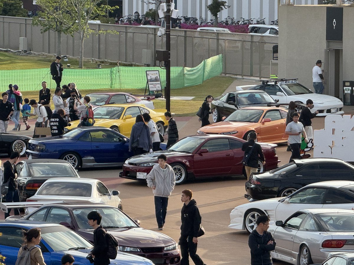 旦那の双子のドッペルゲンガー（兄）の車見にエスヘリ行ってきたよ🙂
ばあばに抱っこされてこの後はほぼ寝てました💤
そしていつのまにか💩までしてました😂