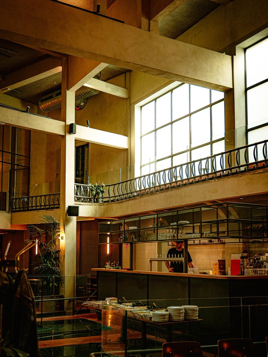 Vitruvismo's tweet image. Materiales recuperados, mobiliario de segunda mano, un sistema geotérmico que calienta y enfría sin combustibles fósiles. La sostenibilidad también es parte de la propuesta. Un edificio que Gante ignoró 20 años hoy regeneró todo su barrio. #Architecture #Belgium #Design