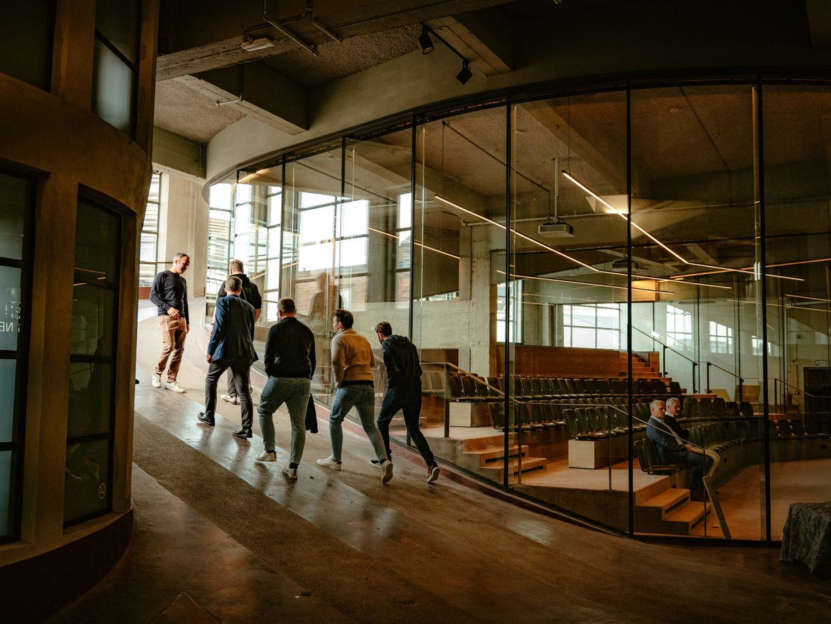 Vitruvismo's tweet image. Materiales recuperados, mobiliario de segunda mano, un sistema geotérmico que calienta y enfría sin combustibles fósiles. La sostenibilidad también es parte de la propuesta. Un edificio que Gante ignoró 20 años hoy regeneró todo su barrio. #Architecture #Belgium #Design