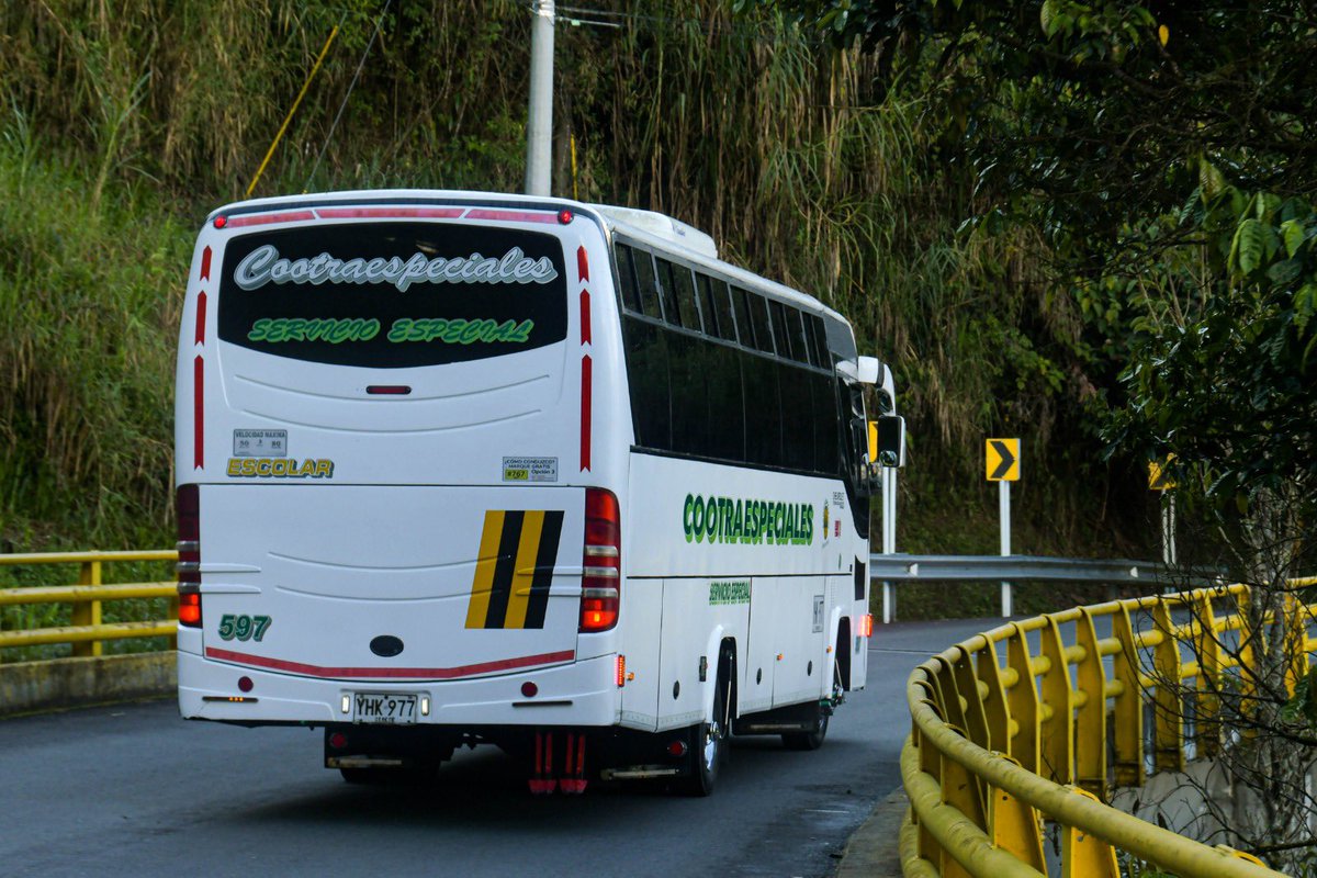 FicoGutierrez's tweet photo. Más de 10.800 estudiantes ya cuentan con transporte escolar en Medellín, gracias a una inversión de $59.000 millones.

Esto es clave, sobre todo en zonas rurales, donde las distancias son largas y muchas veces eso define si un niño estudia o no.

Así es como se garantiza la educación de verdad. Seguimos cumpliendo con hechos, no con discursos 💪📚.