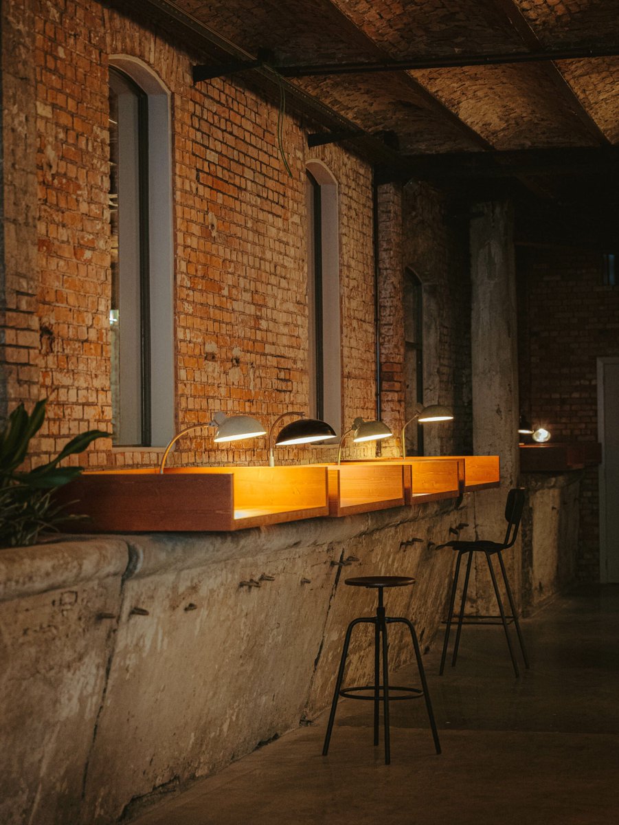 Vitruvismo's tweet image. Materiales recuperados, mobiliario de segunda mano, un sistema geotérmico que calienta y enfría sin combustibles fósiles. La sostenibilidad también es parte de la propuesta. Un edificio que Gante ignoró 20 años hoy regeneró todo su barrio. #Architecture #Belgium #Design