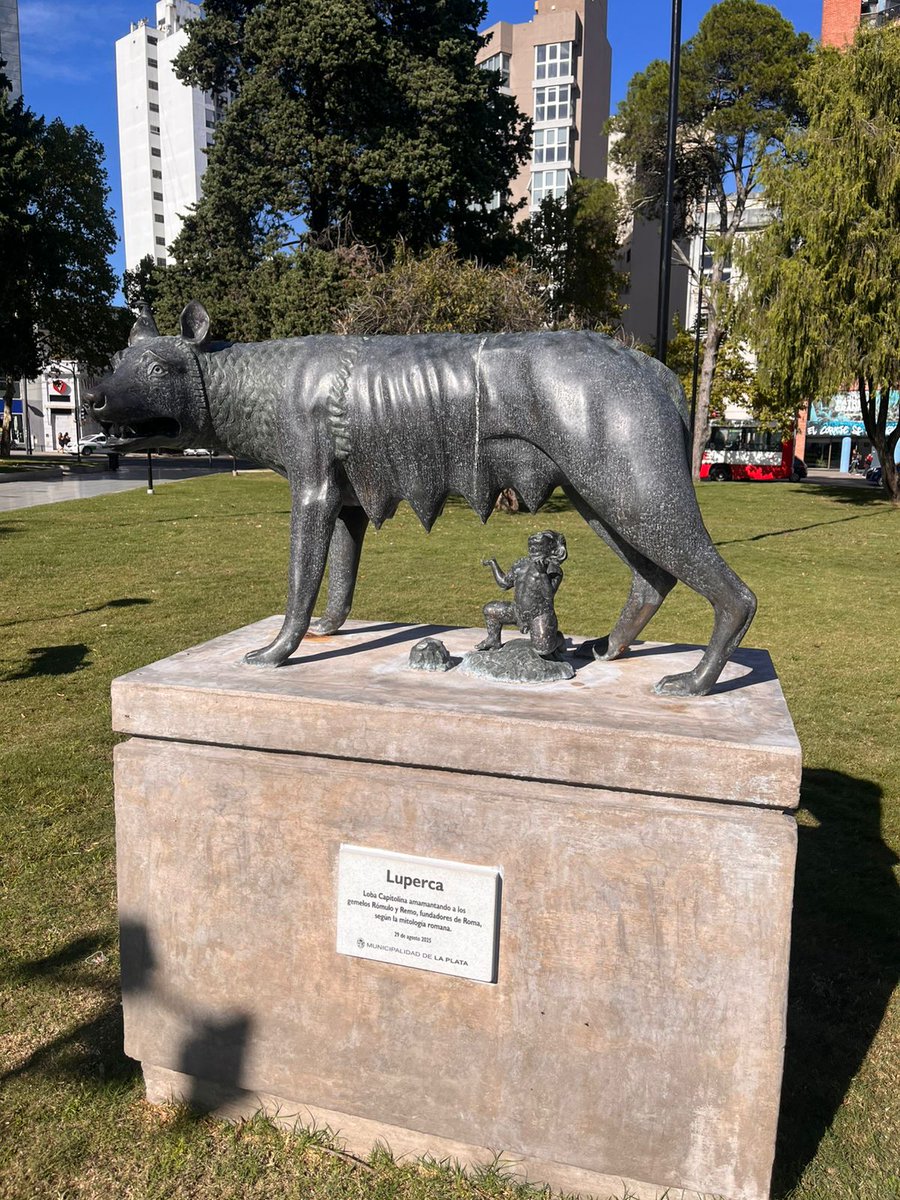 Se robaron una de las figuras de Rómulo y Remo del monumento a la Loba Lupercana en la renovada Plaza Italia de #LaPlata. Según la leyenda el animal alimentó a los fundadores de Roma. La pieza había sido instalada allí en agosto de 2025. (Hilo)